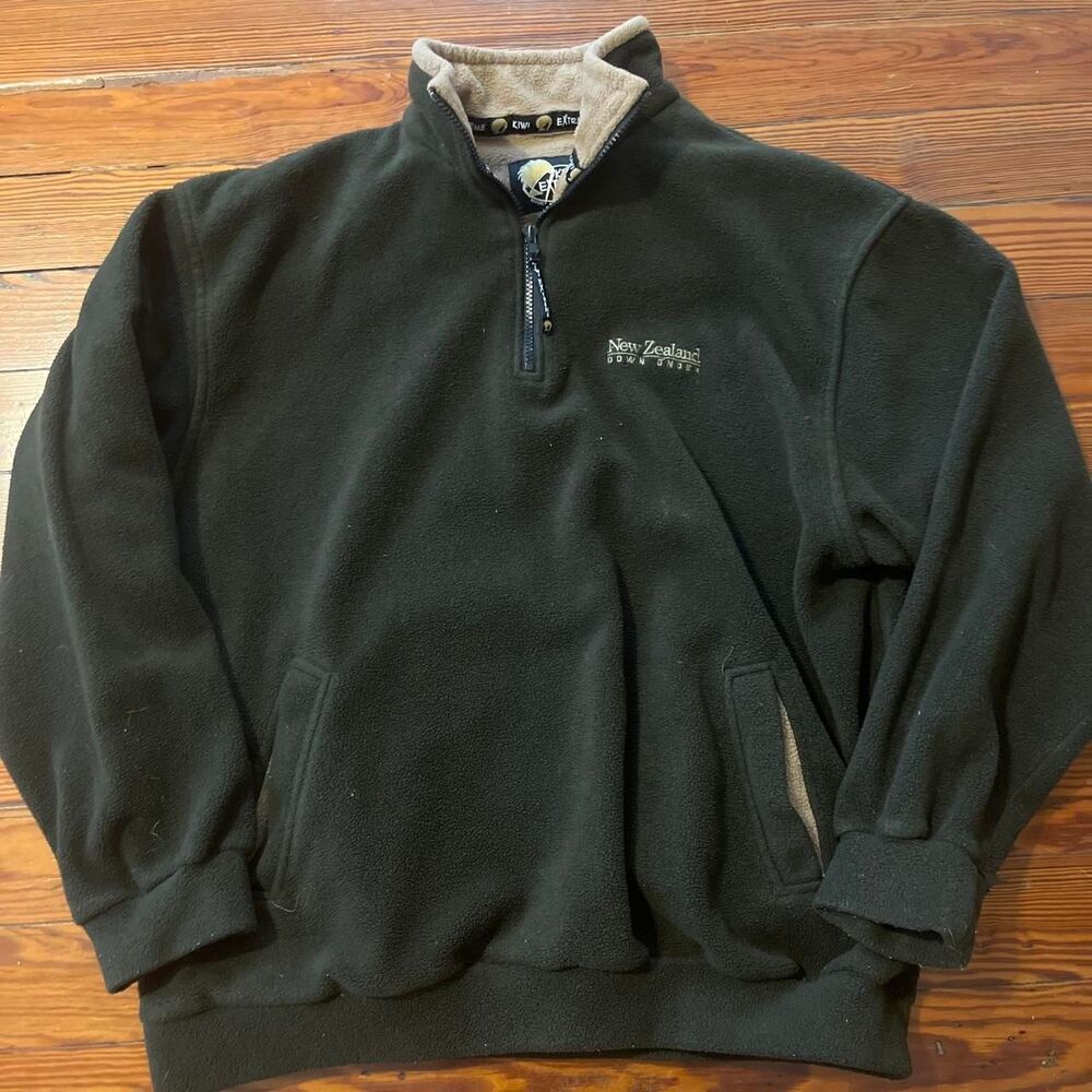 Kiwi Men's Green and Black Sweatshirt
